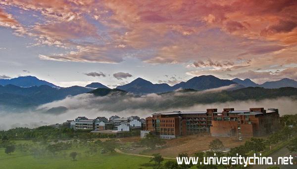 暨南国际大学靠近日月潭，群山环抱，风景如画，是台湾海拔最高的大学