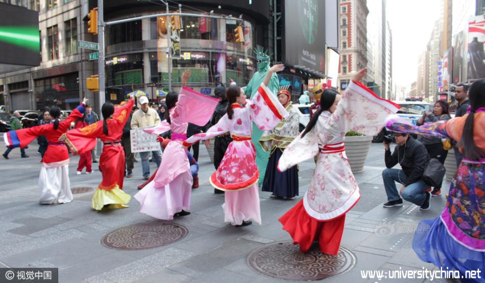华人美女纽约广场玩汉服快闪 偶遇百老汇演员斗舞