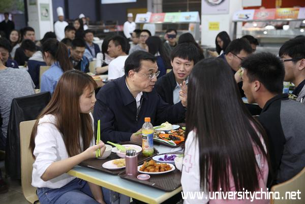 李克强总理在北大食堂与学生一起就餐