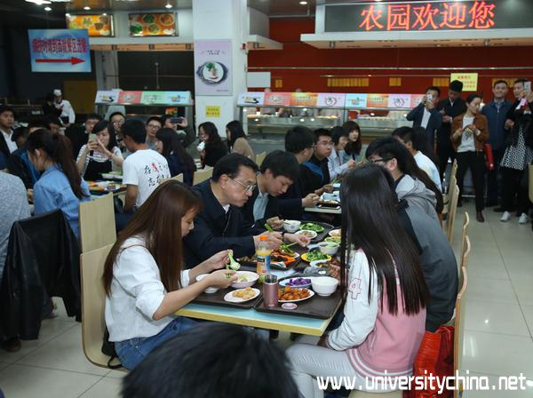 李克强总理在北大食堂与学生一起就餐