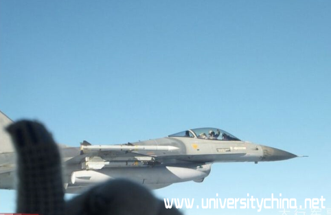 挪威空军F-16战机在波罗的海上空拦截俄军战机，双方飞行员还互打手势问候