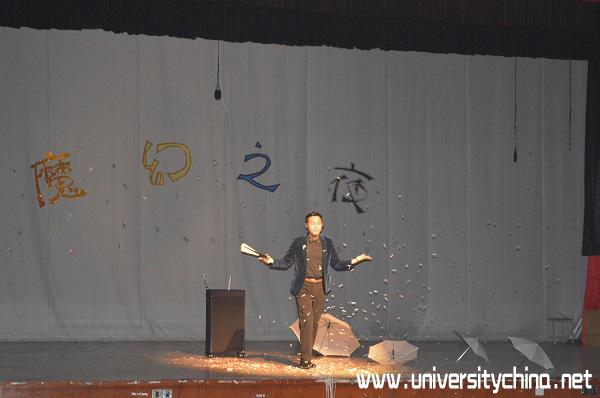 魔术晚会上四川音乐学院魔术师徐毅在表演