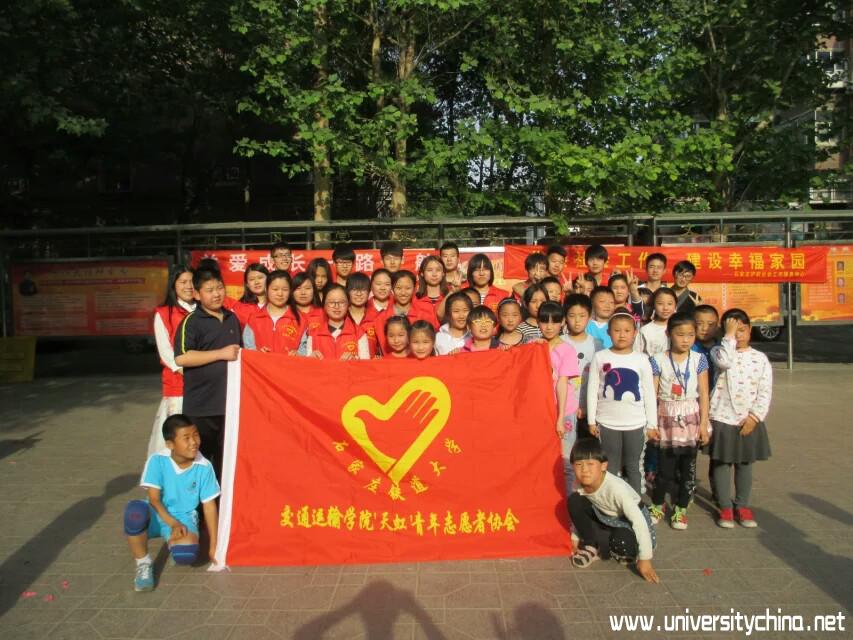 天虹青年志愿者志愿者与小运动员们合照
