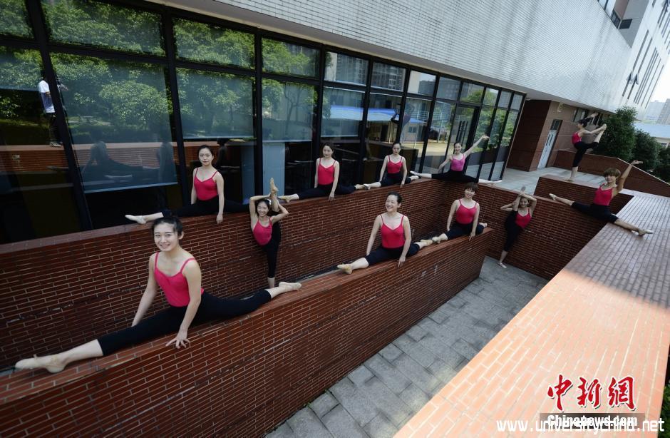 湖南女子学院学生拍“一字马”毕业照