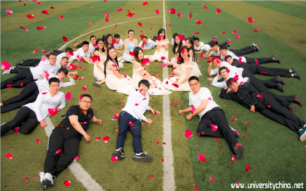 山东科技大学地科学子拍摄个性毕业写真 纪念永不逝去的青春