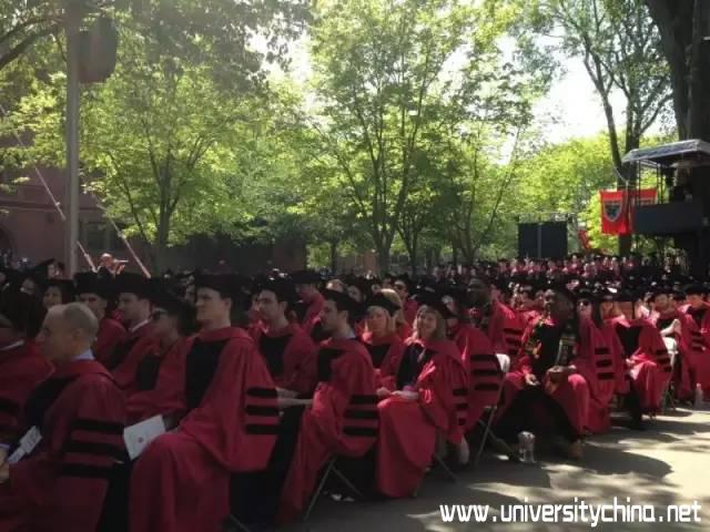 中国农村小伙何江首登哈佛毕业典礼演讲台