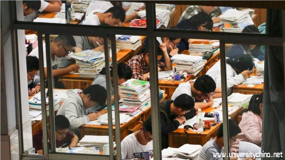 江苏赣榆高级中学高三学生“挑灯夜读”，备战高考