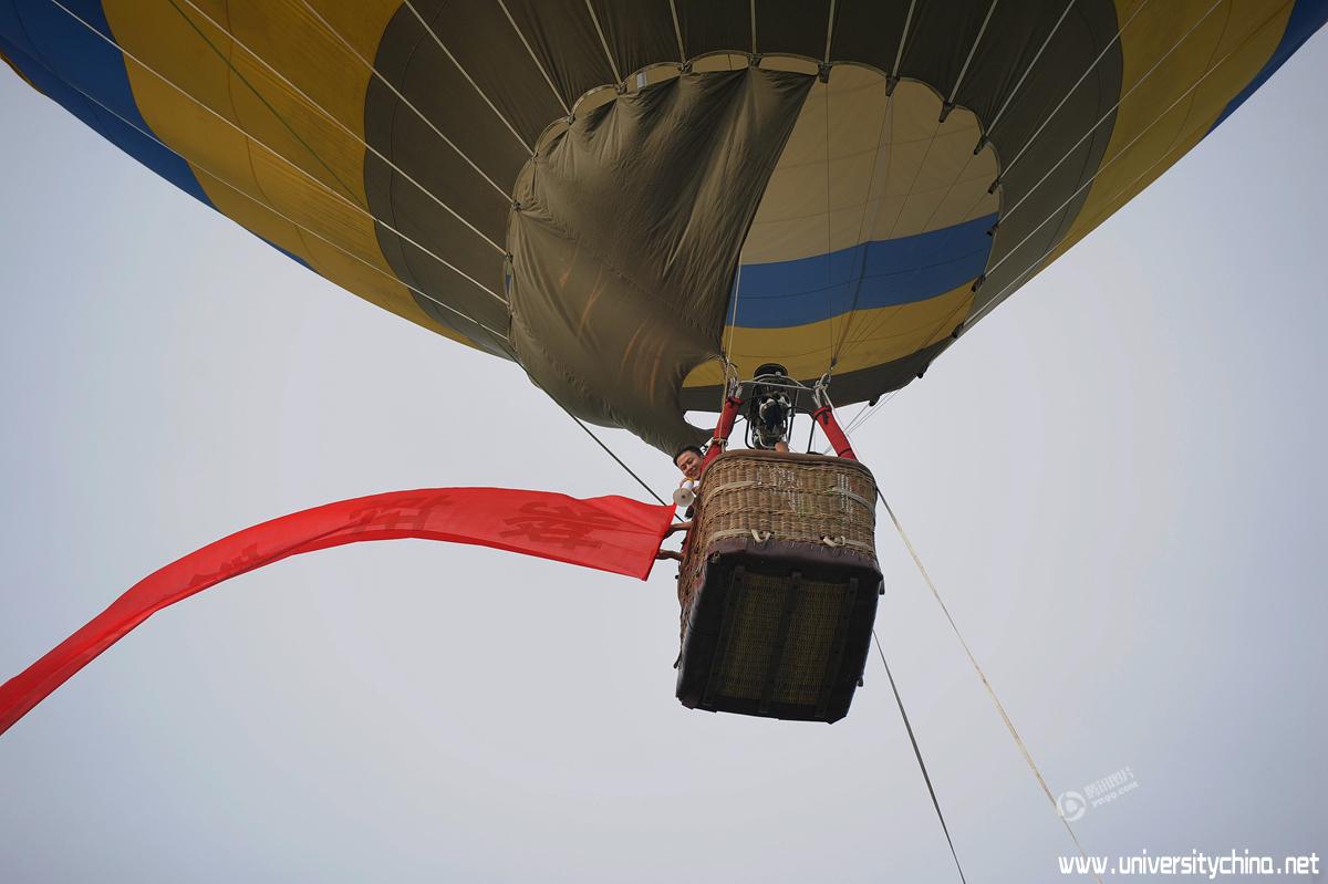 欧阳健乘坐热气球在百米空中用喇叭喊出：“姚琼，嫁给我吧！”并挂出求婚条幅