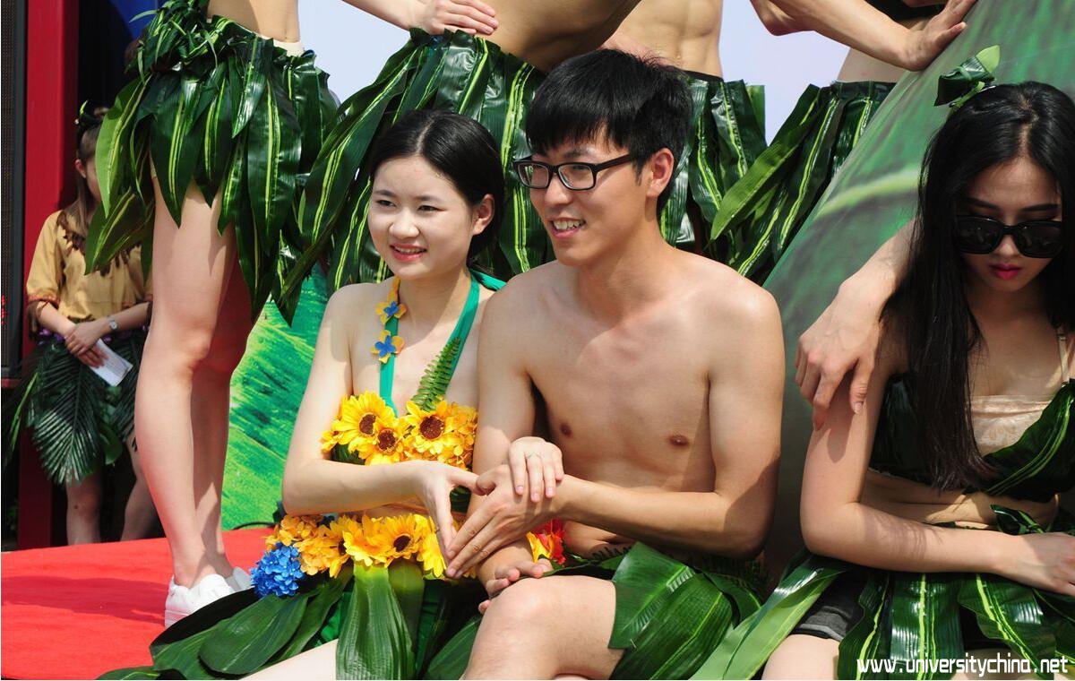 杭州大学生情侣拍粽子毕业照 宣誓毕业不分手