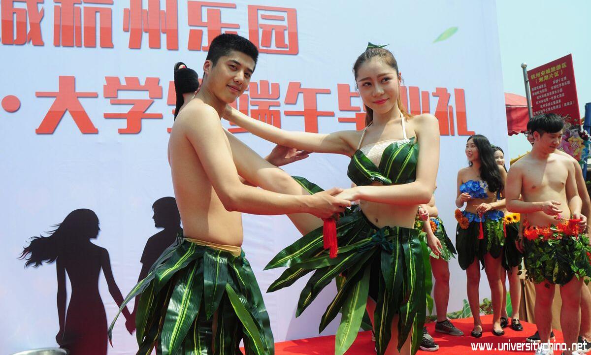 杭州大学生情侣拍粽子毕业照 宣誓毕业不分手