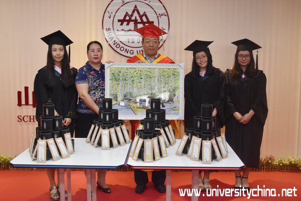山东大学经济学院举行2016届毕业生毕业典礼