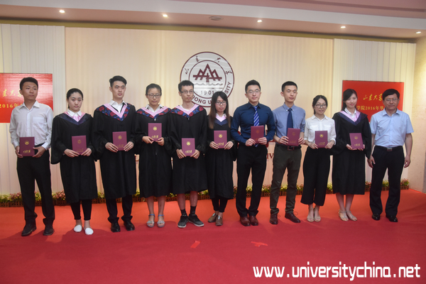 山东大学经济学院举行2016届毕业生毕业典礼