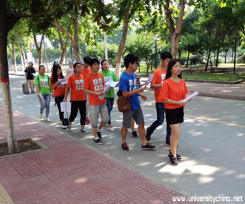 许昌学院化学化工学院赴许昌市考察环境绿色发展调研队开幕式：走在校园的路上