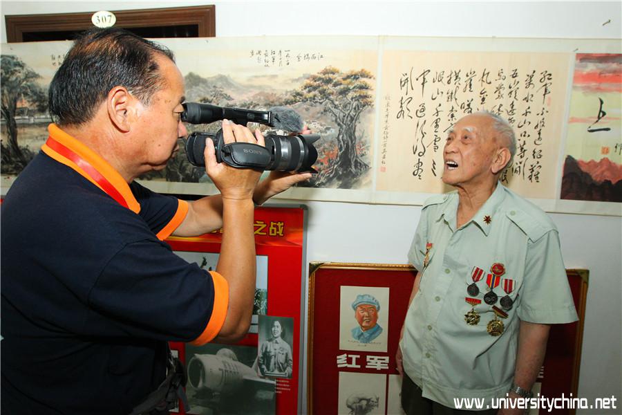 创作两幅80米长卷的抗美援朝老战士吴君仁接受电视台记者采访