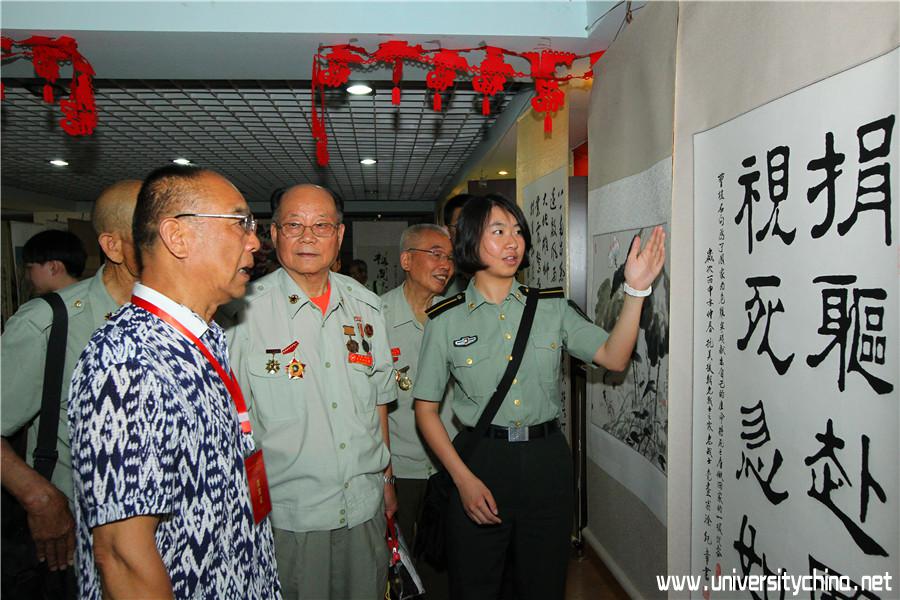 感动中国年度人物王宽和老战士一同参观书画摄影展览