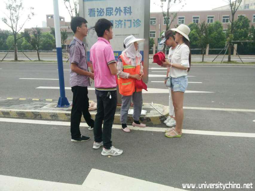 滁州学院学子开展“夏日送清凉，爱心敬环卫”志愿关爱环卫工人活动