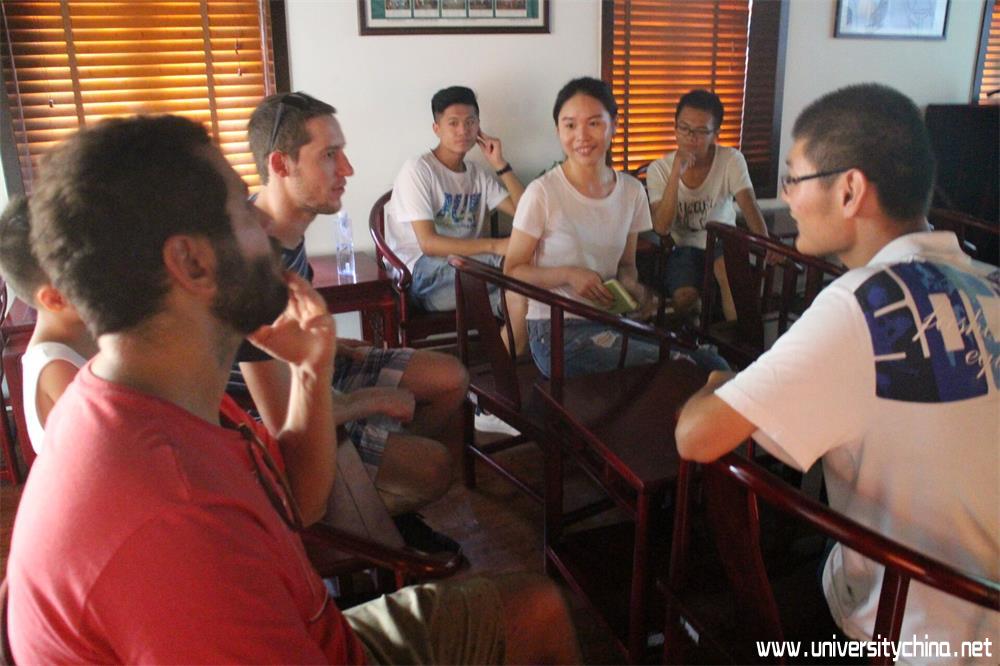 山师大学生向外国游客讲解丝绸文化
