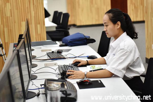 8月23日，青海省环保厅自然生态保护处工作人员丁玲玲在操作电脑