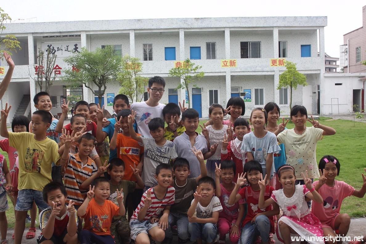 义教老师与孩子们的合照。摄影/饶广安