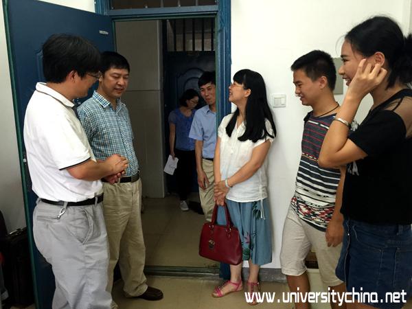 湖南科技大学人文与传播学院领导下寝检查研究生公寓卫生