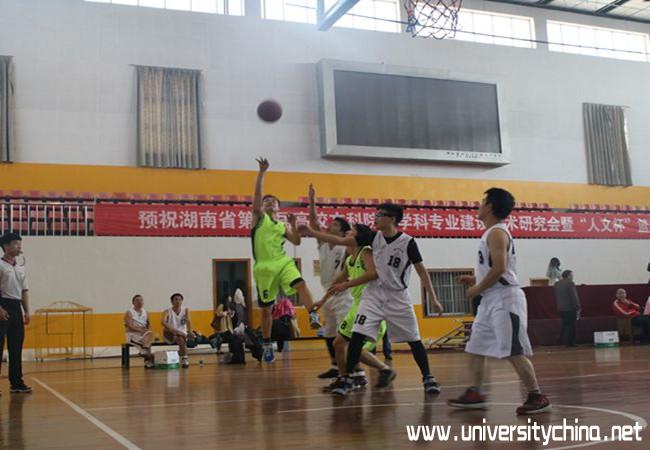 十年坚持不寻常，文体交融呈特色 ——湖南省第十届人文杯篮球赛顺利开幕