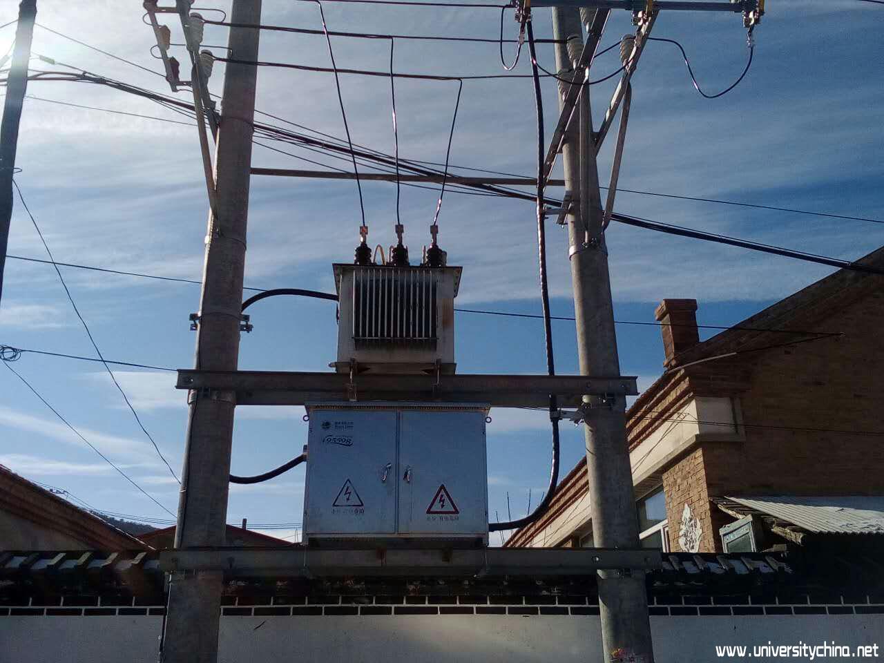此图为某村民家门口前面的变压器设施，，为了方便输送电而高高架起的电线【2】.jpg