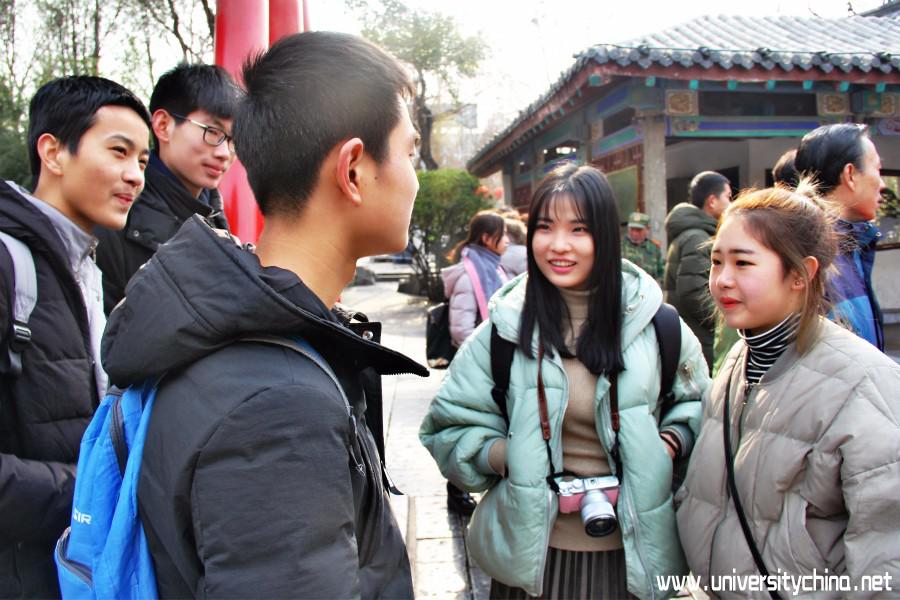 队员采访前来参观游览的大学生
