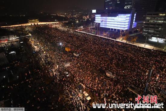 韩国民众举行要求总统朴槿惠下台的集会