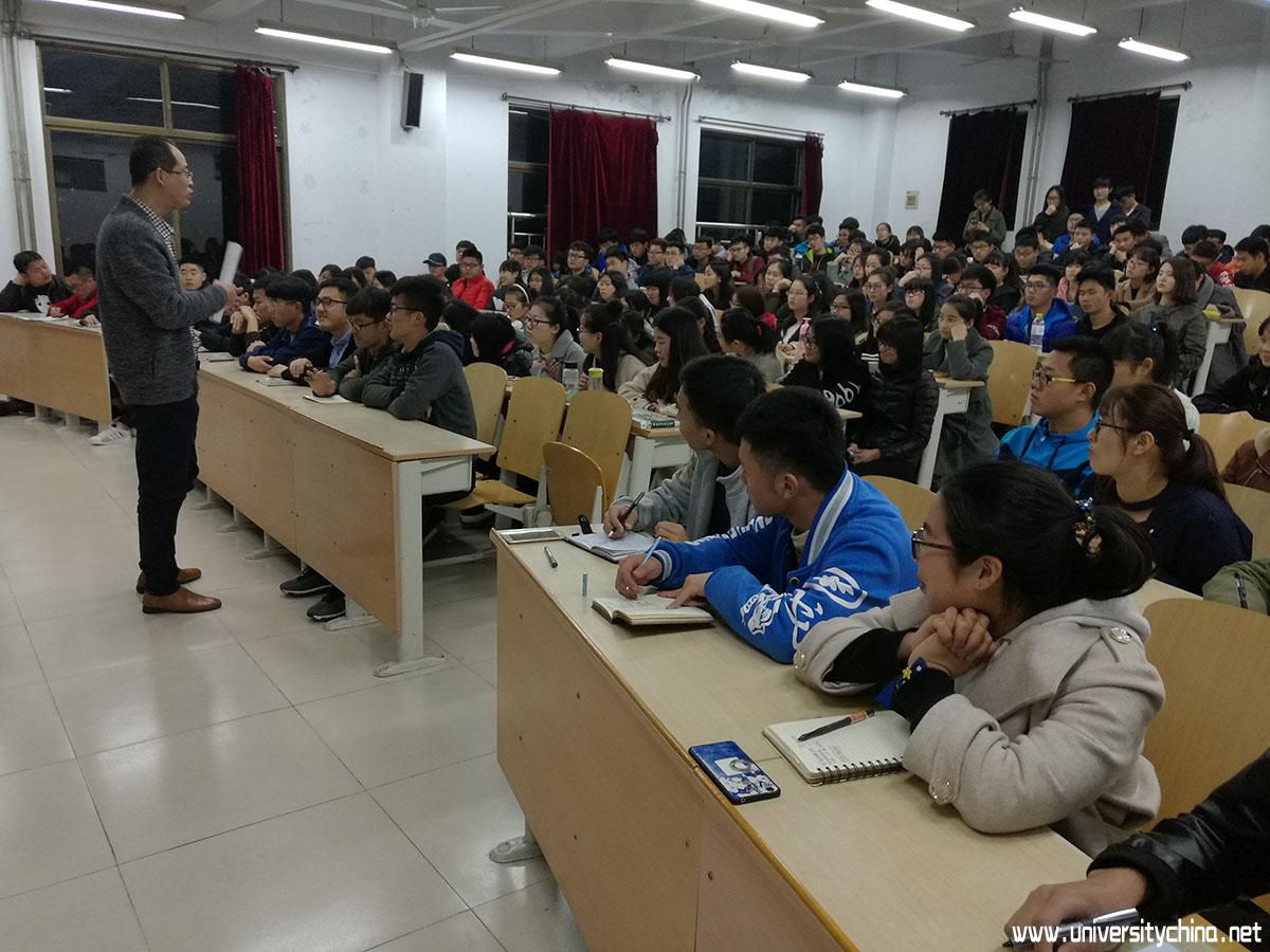 全体2016级的同学们仔细倾听辅导员刘毅老师的讲话