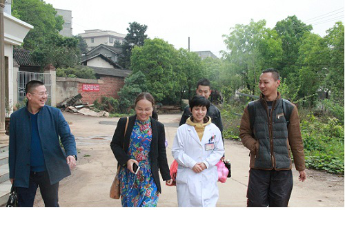 徐锡耿部长、刘素常主任、蒋慧医师(从左至右)随周天宇同学前往奶奶的住所。.png
