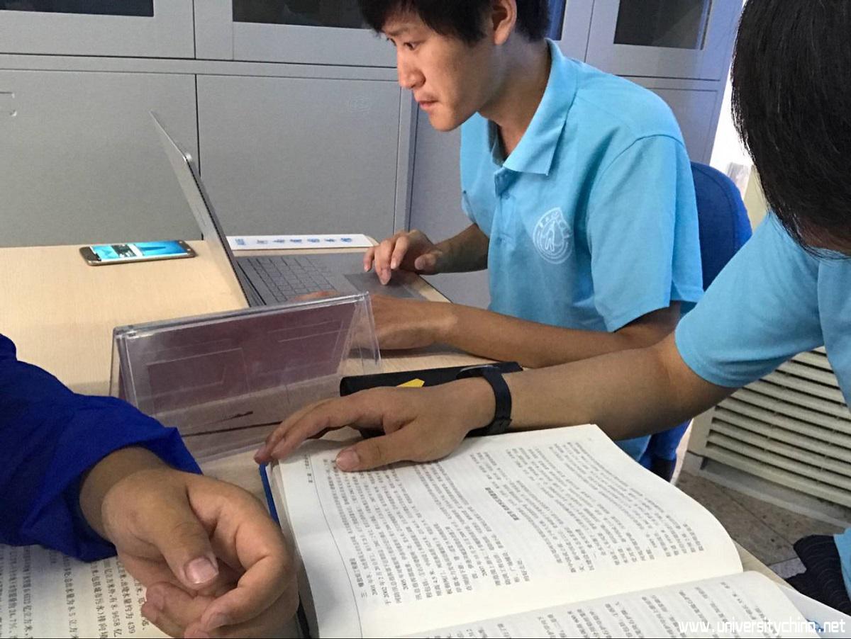 队员们在河南省图书馆翻阅河南的水务、水文、水利资料 - 副本.png