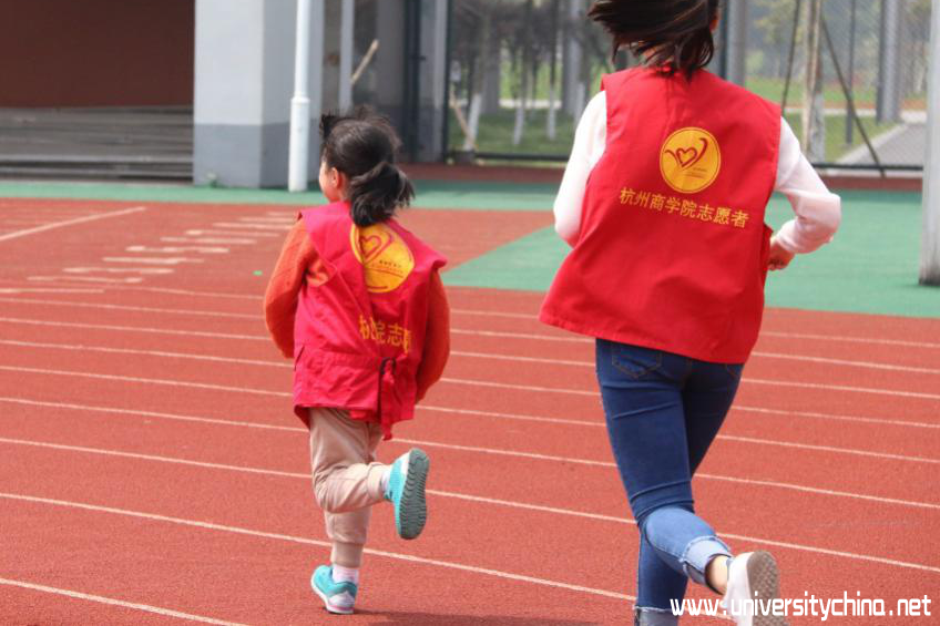 图三：孩子在大学操场上欢乐的跑步.png