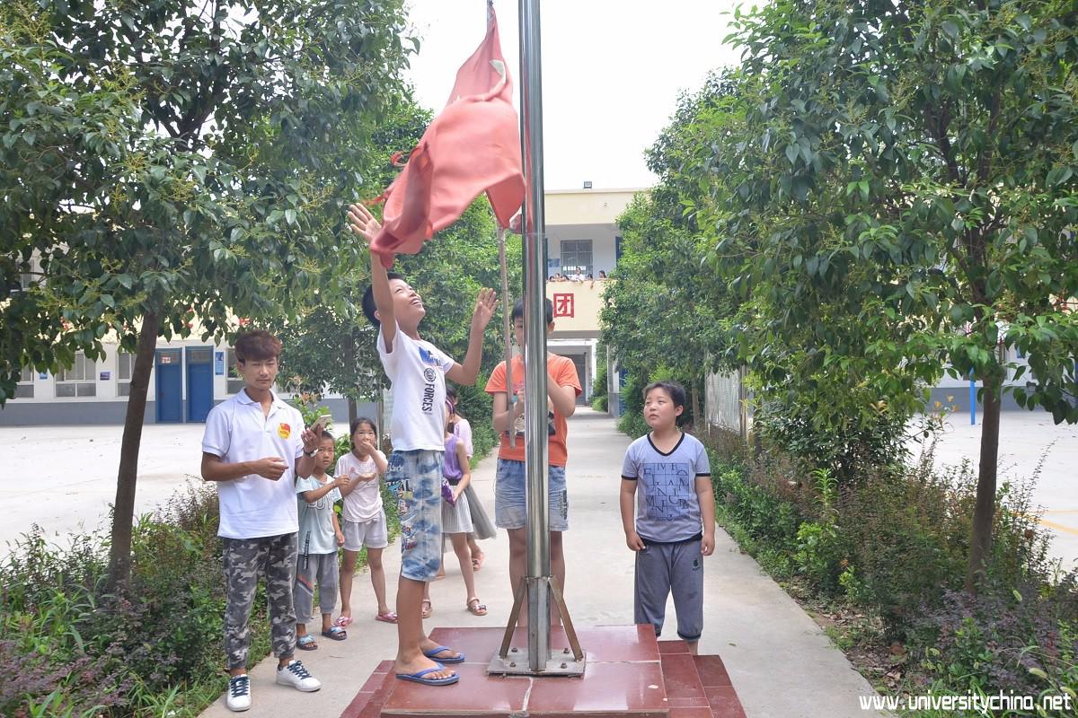 志愿者指导孩子们升国旗.jpg