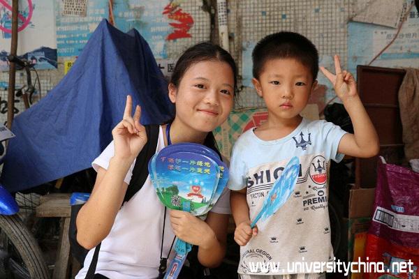 3.队员跟小孩子宣传环保知识，保护蓝天，从这代开始 摄：王怡鑫.jpg