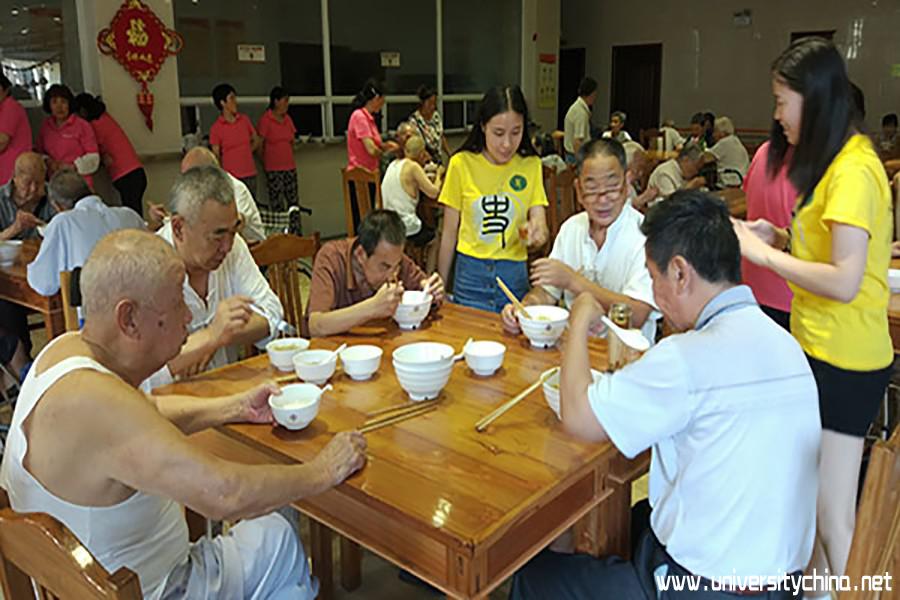 图九：老人们吃饺子.jpg