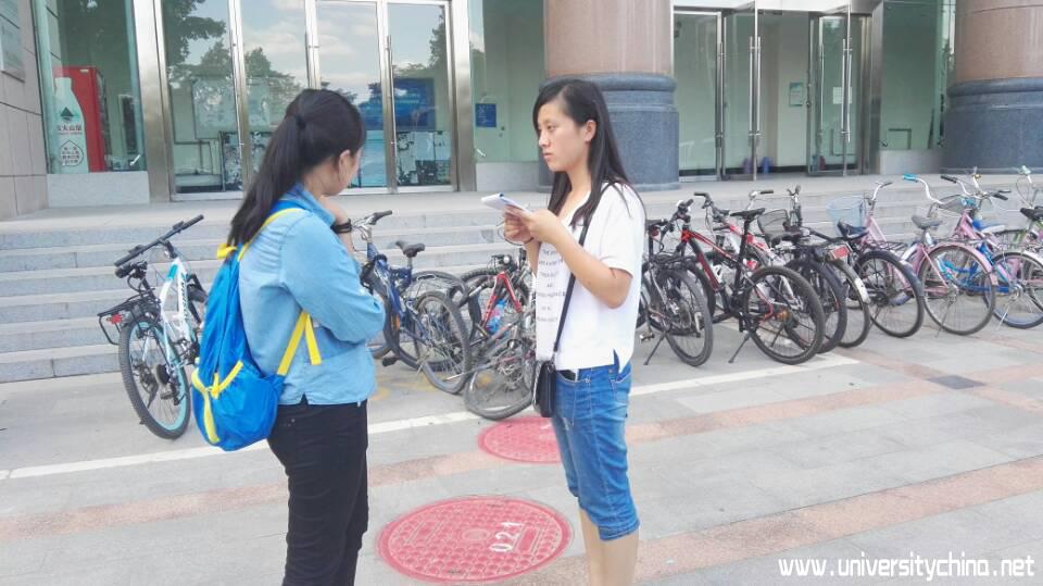 与参与第七届兰州大学与香港中文大学互访计划甘青段的同学进行交流.jpg