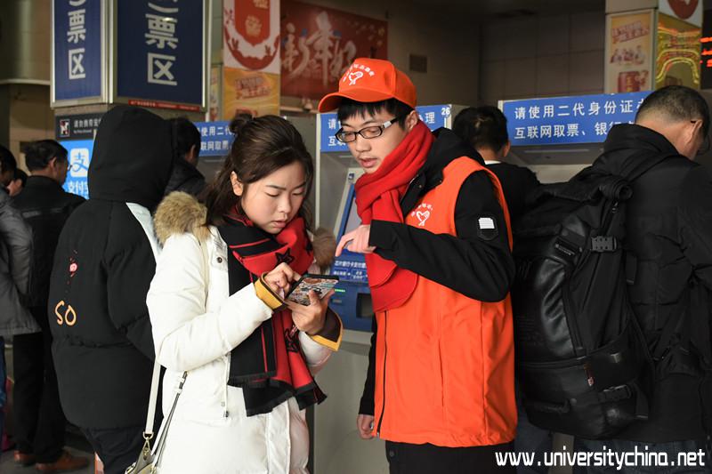 志愿者在购票处引导旅客 (6)杨明宁拍摄_副本.jpg