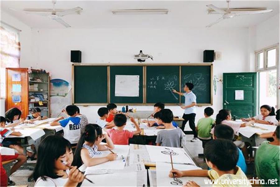 水墨画课谢宇老师在黑板上详细的讲解荷花的构线，并且边画边展示，孩子们都很感兴趣，脑袋抬得高高的。.jpg