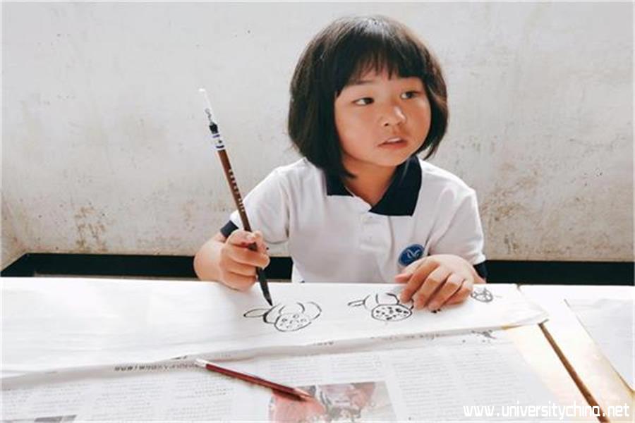 小女孩非常认真的在画荷花，时不时就要请问老师一句：“老师我这么画的对不对啊？”.jpg