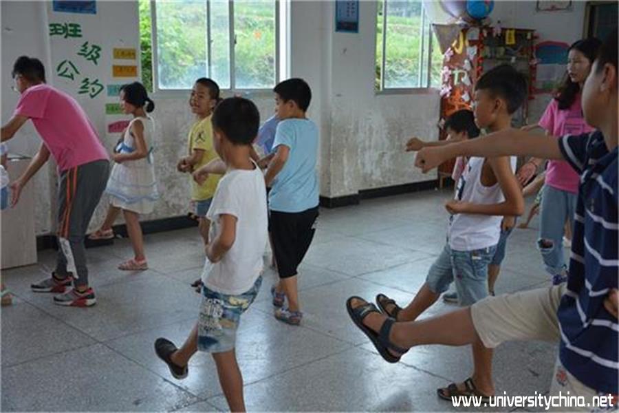 五步拳课瞿鑫球老师在认真的纠正孩子们冲拳的动作，为以下的动作打下夯实的基础。.jpg