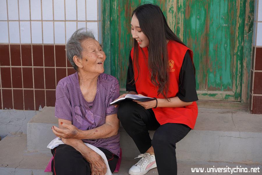 志愿者与村民交流沟通 中国青年网通讯员 何浩宇 摄.JPG