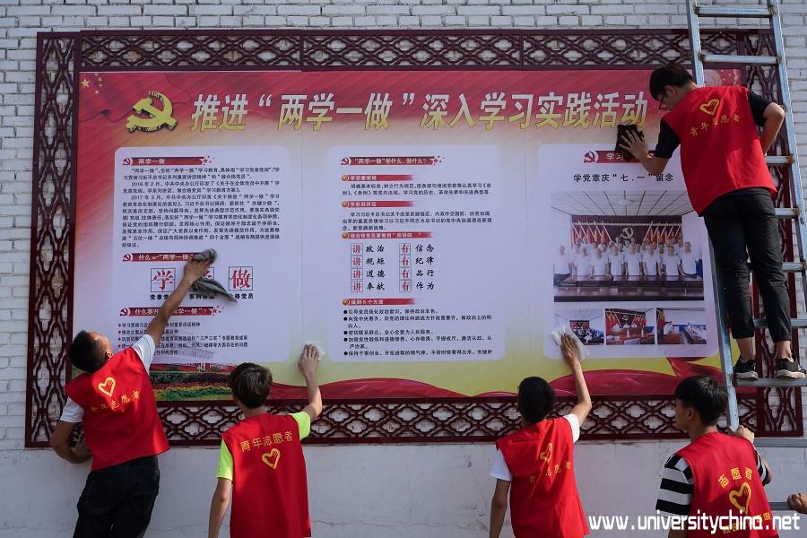志愿者帮忙清洗海报 中国青年网通讯员 何浩宇 摄.JPG