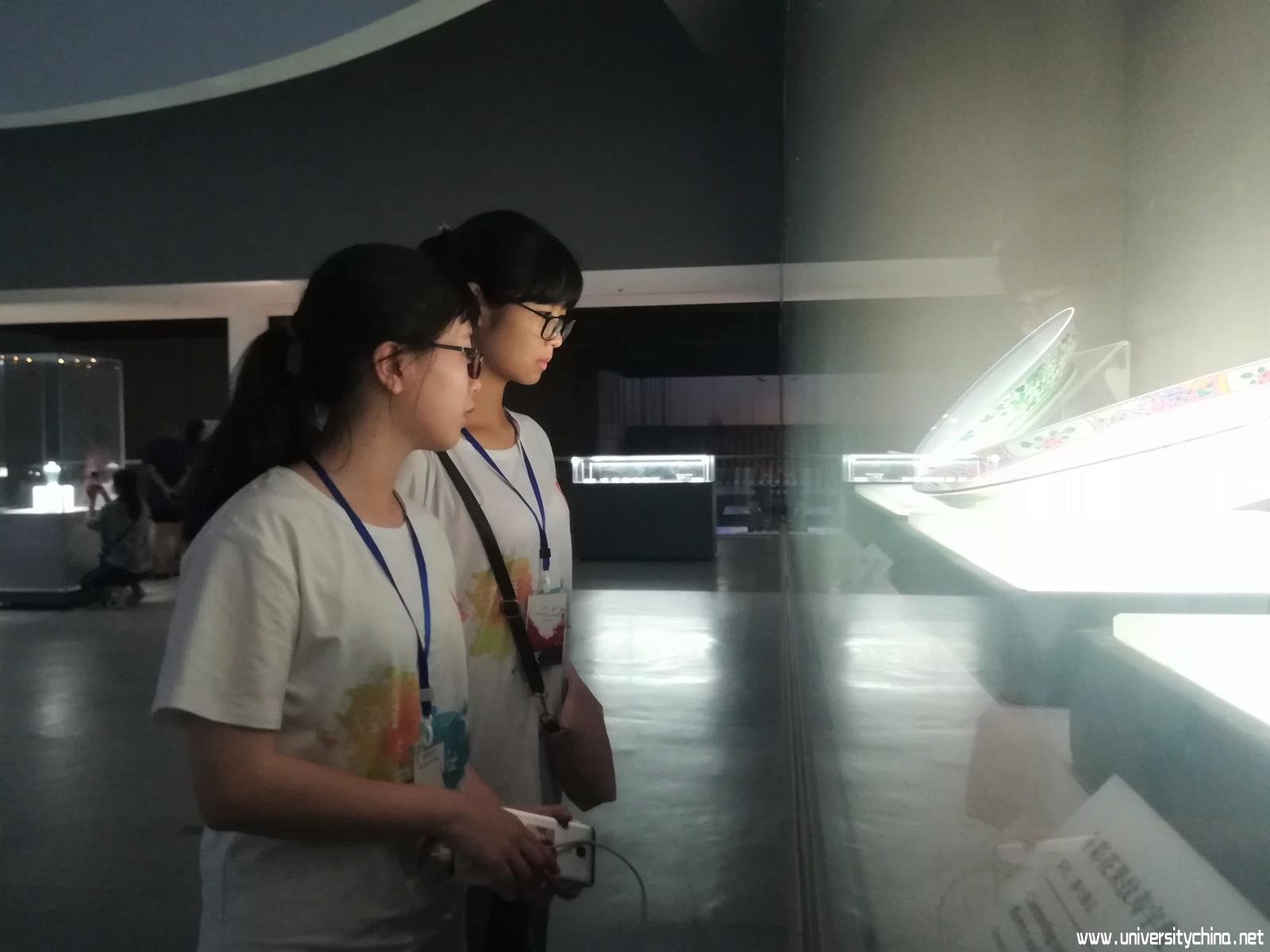 03实践队员在景德镇中国陶瓷博物馆参观学习.jpg