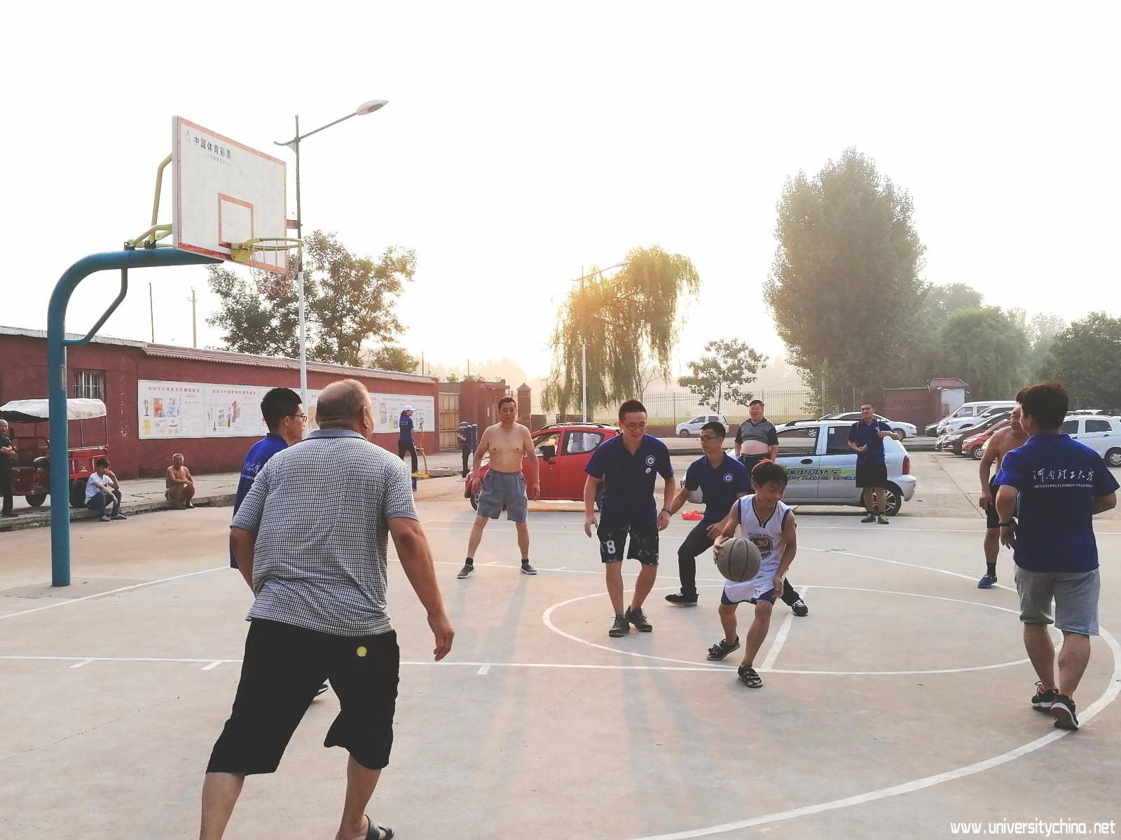 志愿者正在与老人打篮球 拍摄人：罗淑文.jpg