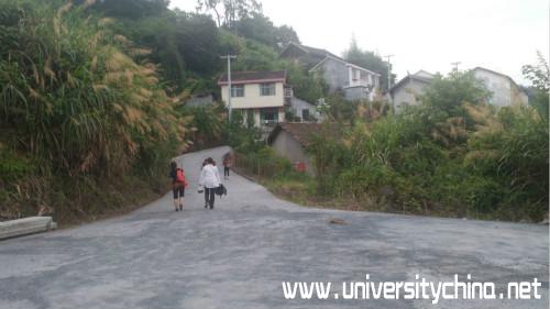 图2 村民走在从村内到山脚的公路上_meitu_2.jpg