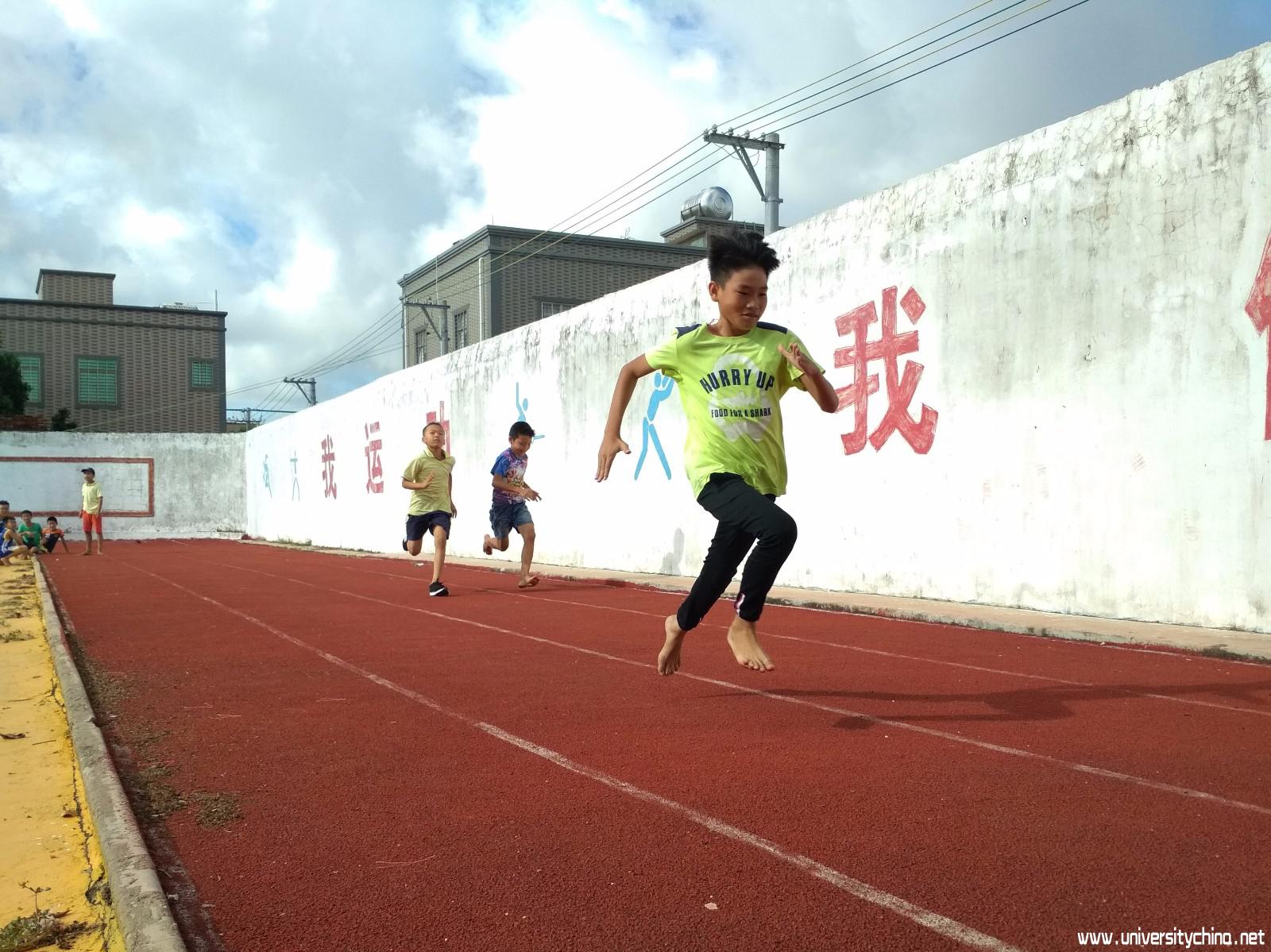 蓝丝带支教小队+7月27日+文参小学校内+趣味运动会之100米短跑比赛.jpg