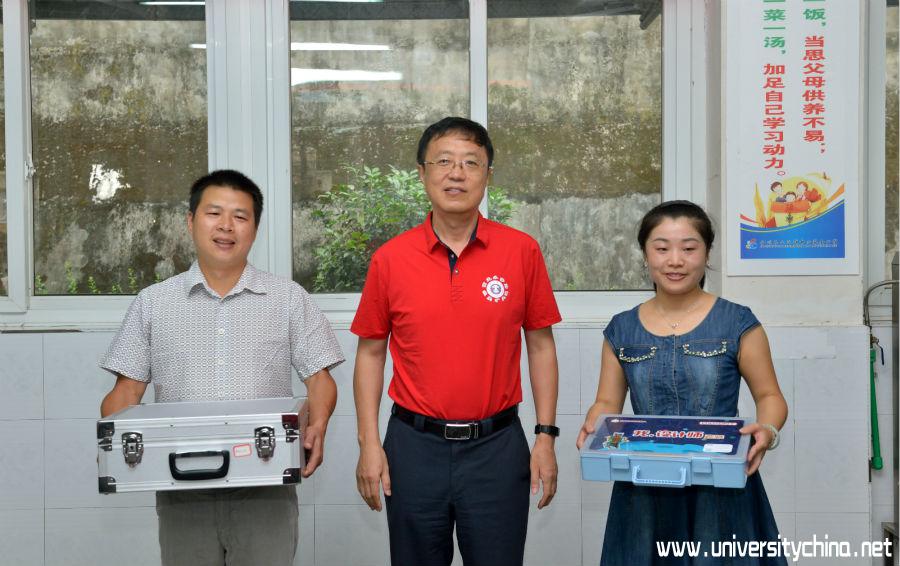曹德欣副书记代表学校向三汇镇九年一贯制学校捐赠机器人教具_meitu_6.jpg