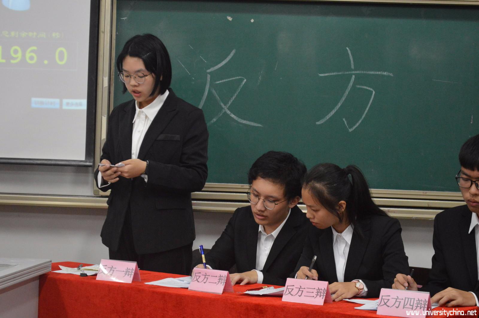 反方一辩提出问题，辩手们认真讨论_gaitubao_com_1600x1064.jpg