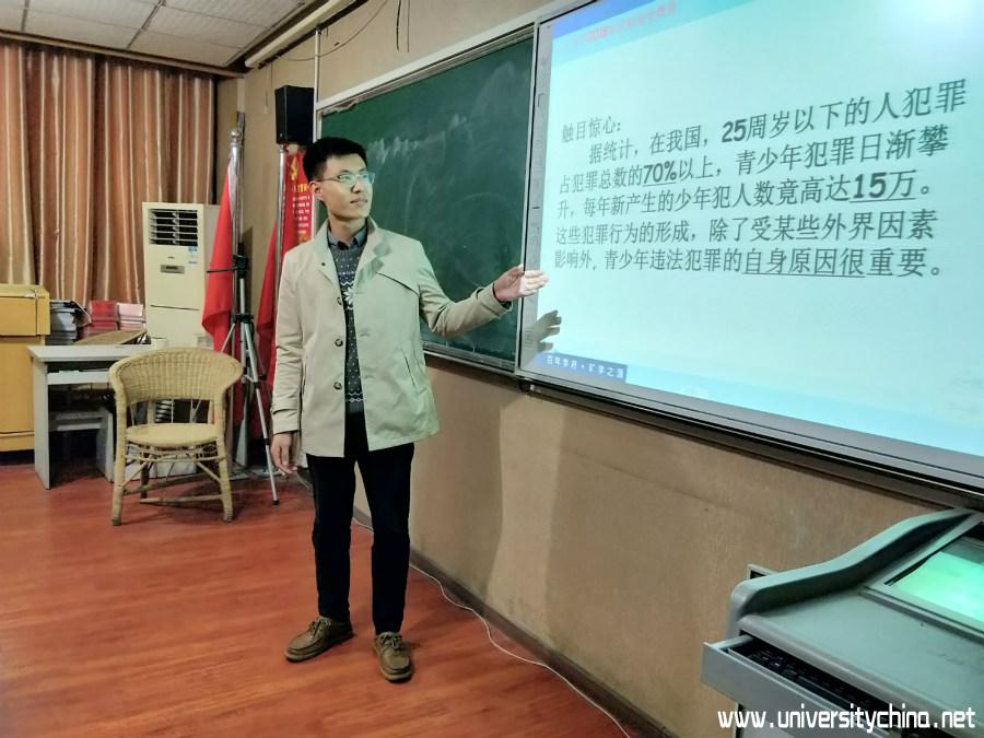 支教团队员朱国庆正在宣讲法制安全教育知识_meitu_13.jpg