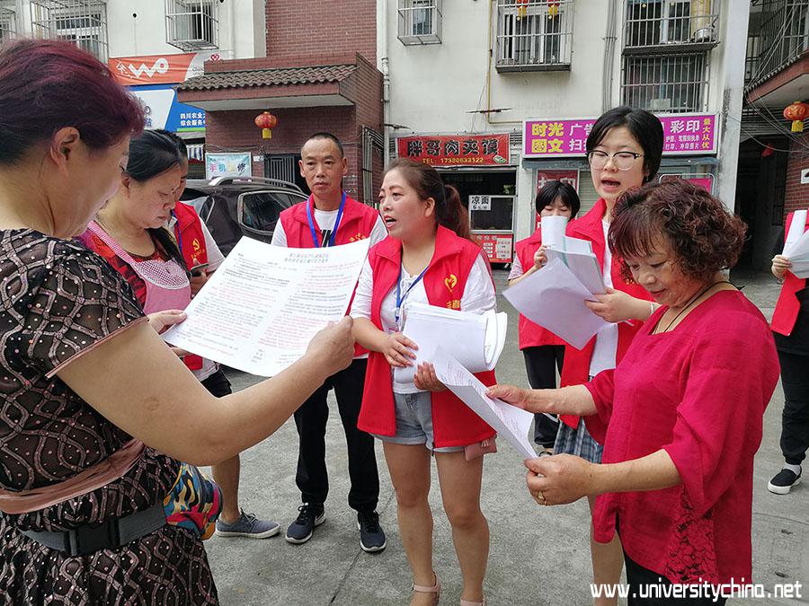 图为向社区居民宣传垃圾分类知识    中国青年网通讯员  张雪梅 摄.jpg